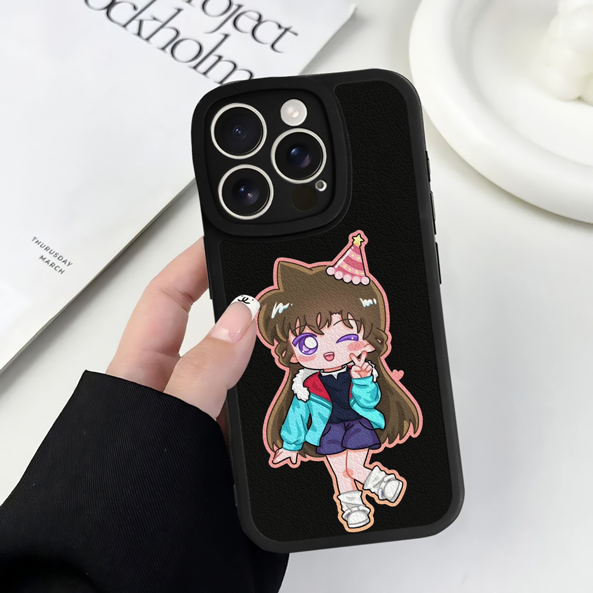 （画像用） 名探偵コナン 毛利 蘭 もうり らん、モーリ ラン Detective Conan Rachel Moore 【iPhone 16シリーズ対応】シリコンスマホケース（レザー調） 材質：シリコン